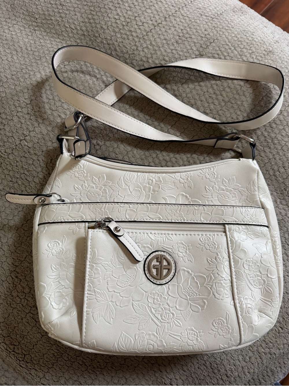 white Giani Bernini hobo bag